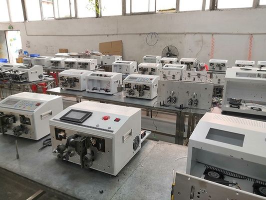 Schneiden Strippen Drehen Elektrische Kerndraht Halbstromkabel Strip Kabelmaschine